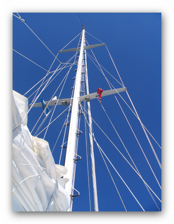 Mast unter blauem Himmel